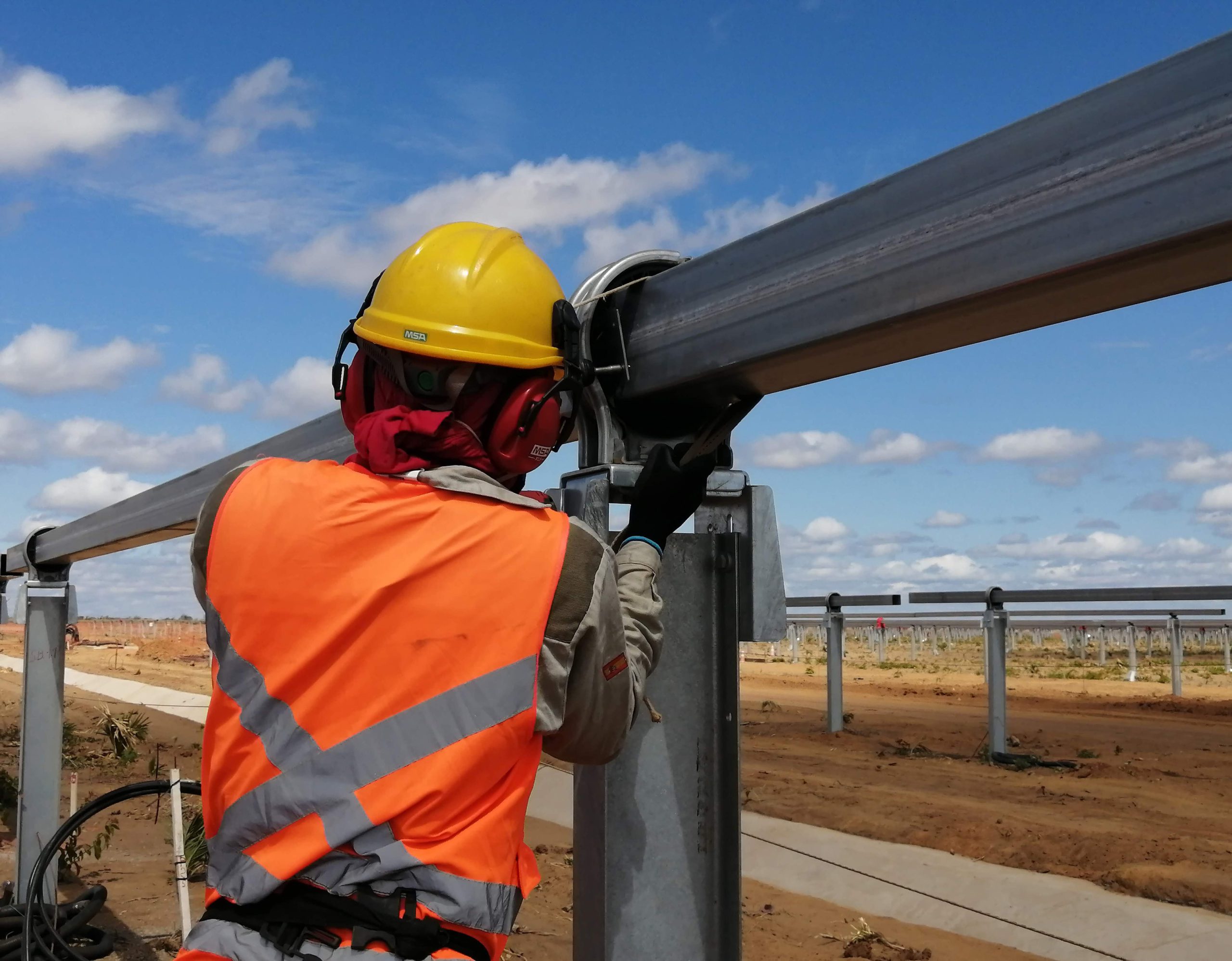Trabajador de Soltec durante el proceso de instalación de una planta solar fotovoltaica