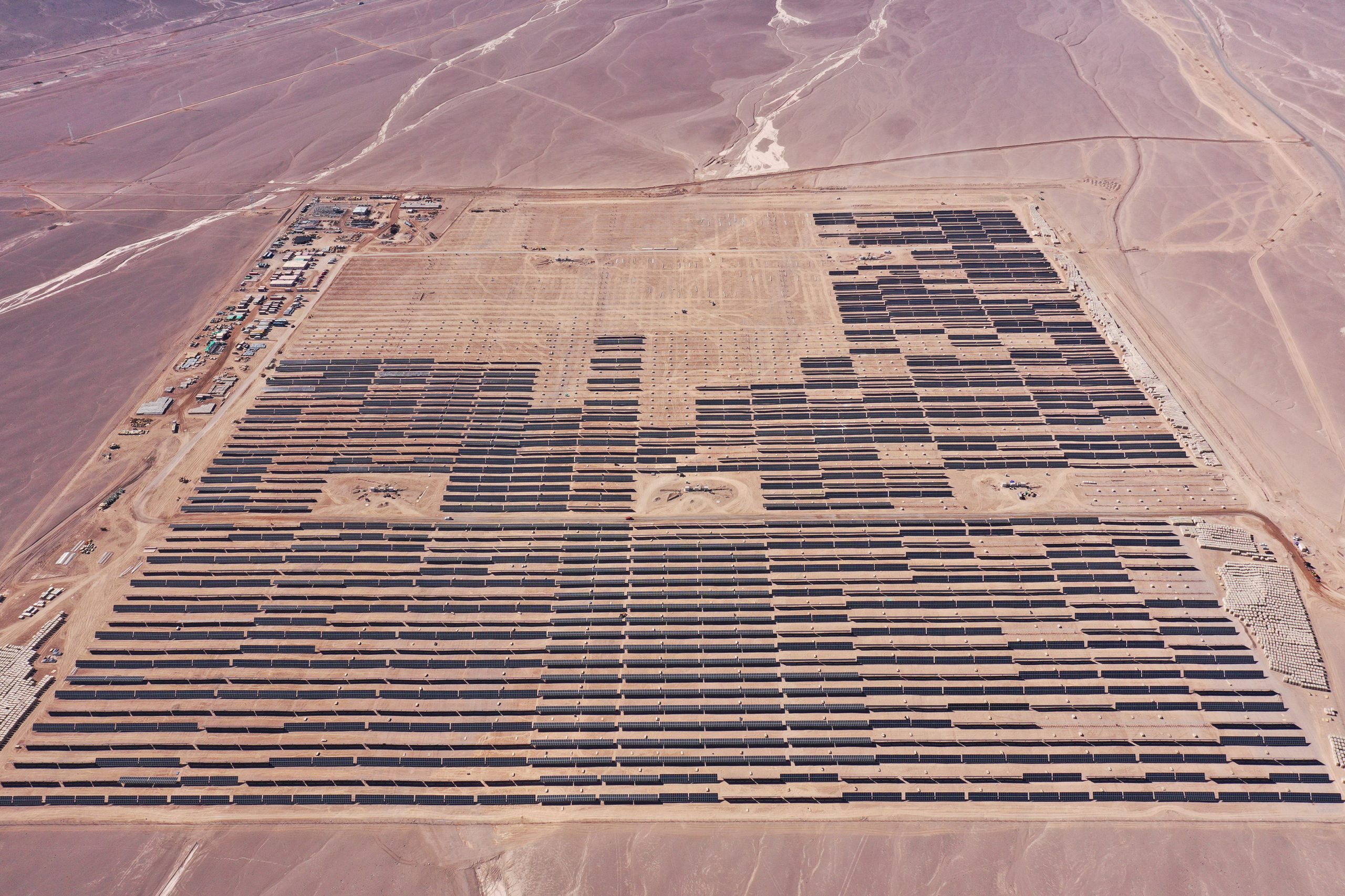 Proyecto fotovoltaico en construcción sobre el desierto