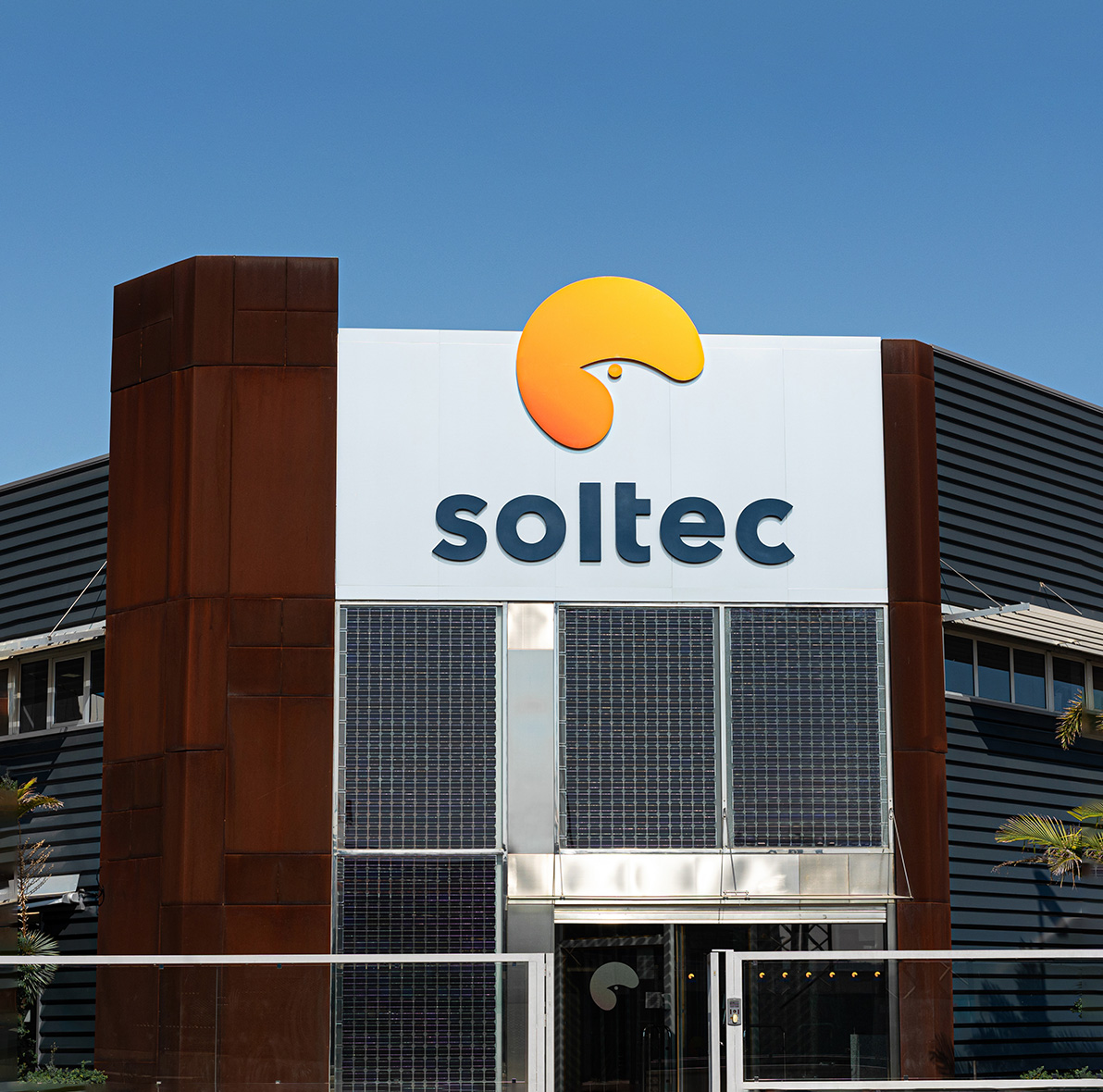 Entrada de los Headquarters de Soltec