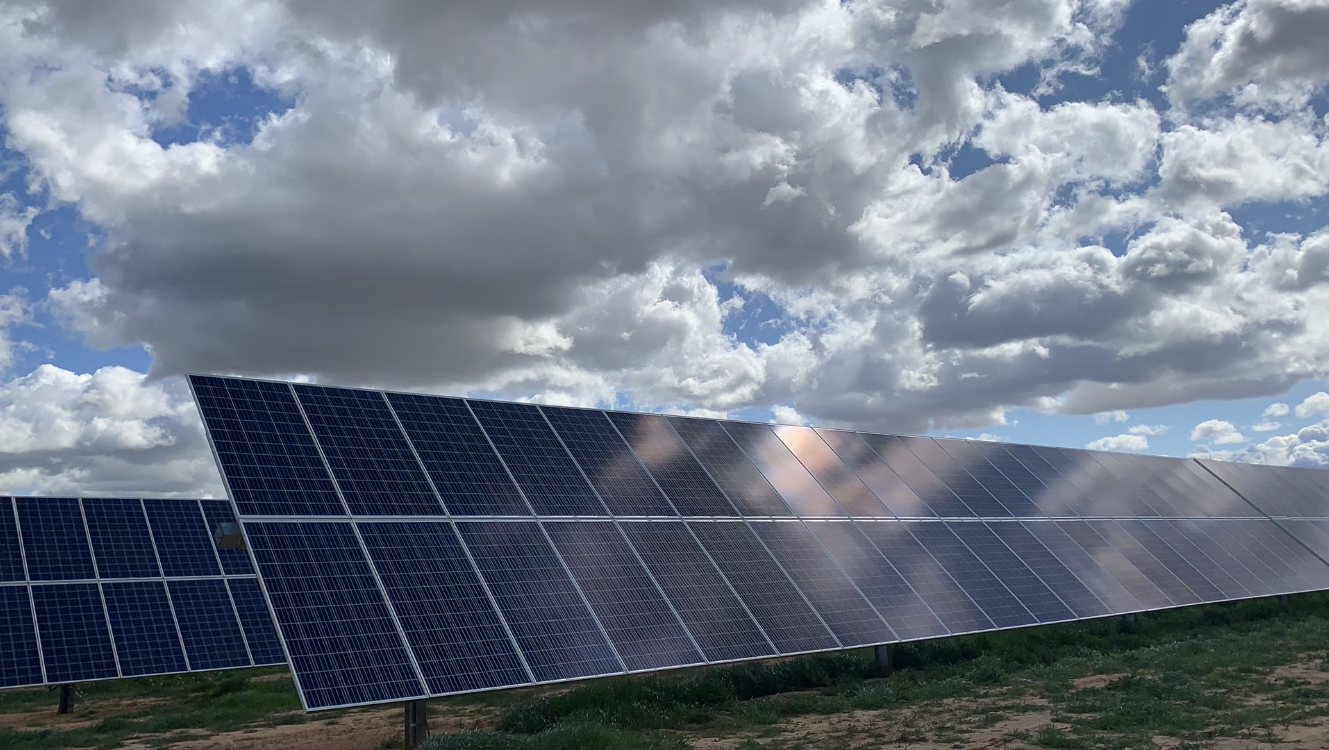 Placas fotovoltaicas sobre un seguidor solar de Soltec