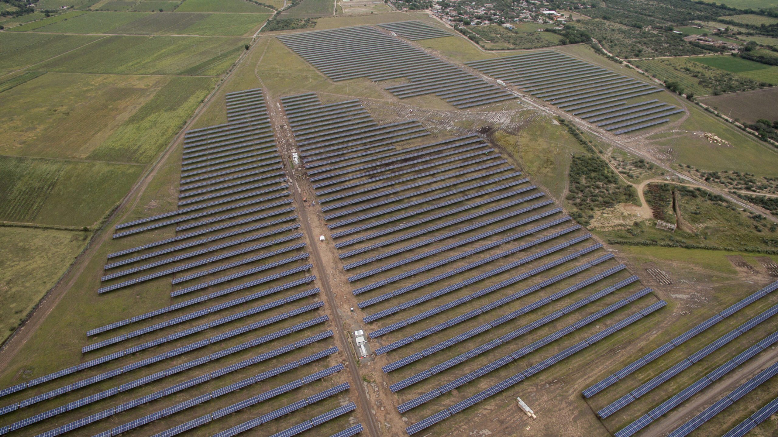 Proyecto fotovoltaico a gran escala con vista aérea