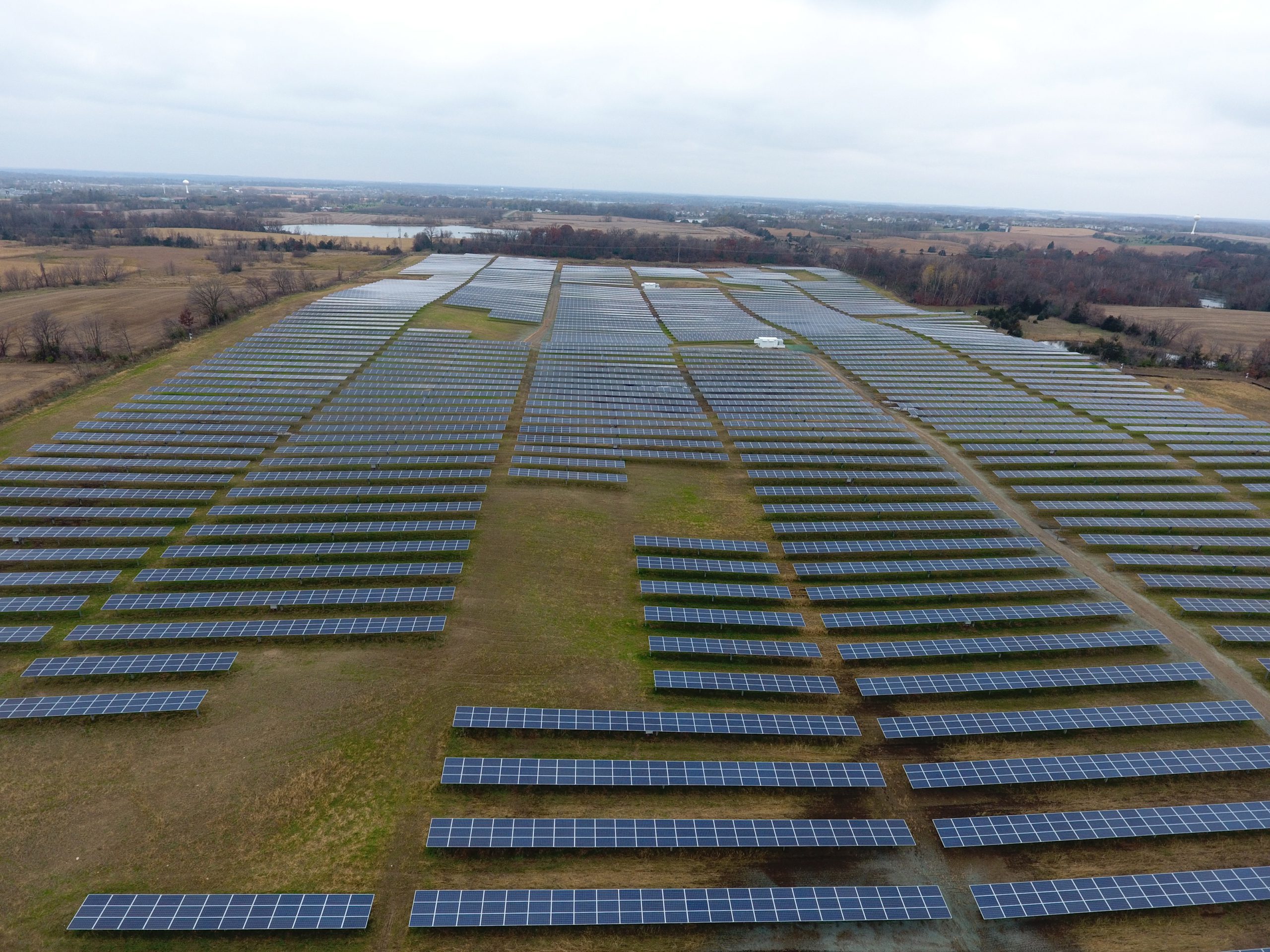 Proyecto fotovoltaico a gran escala con seguidores solares sobre terreno verde